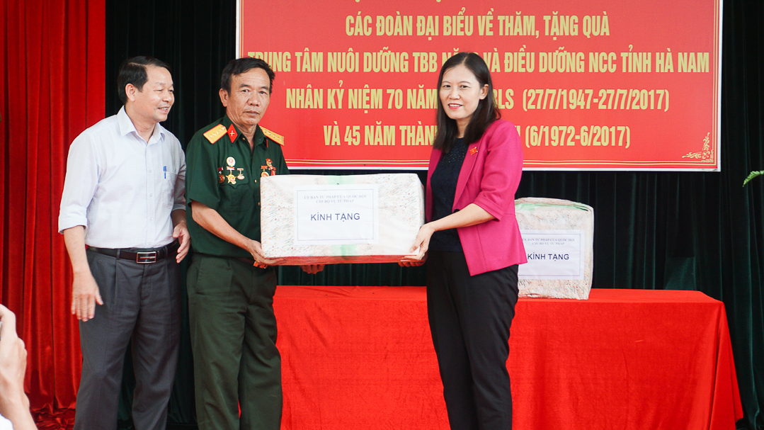 Thường trực Ủy ban Tư pháp thăm, tặng quà Trung tâm nuôi dưỡng thương binh nặng và điều dưỡng người có công tỉnh Hà Nam